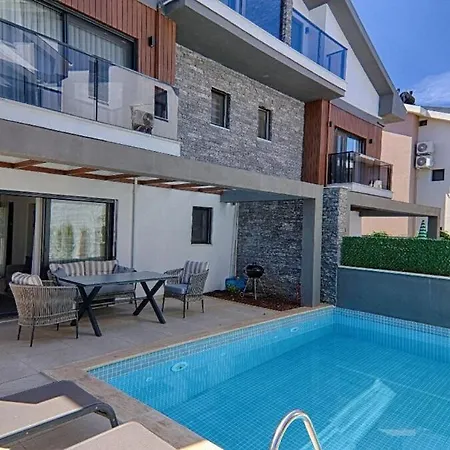 Calis Merkeze Yakin Oezel Havuzlu Ikiz Villa Fethiye