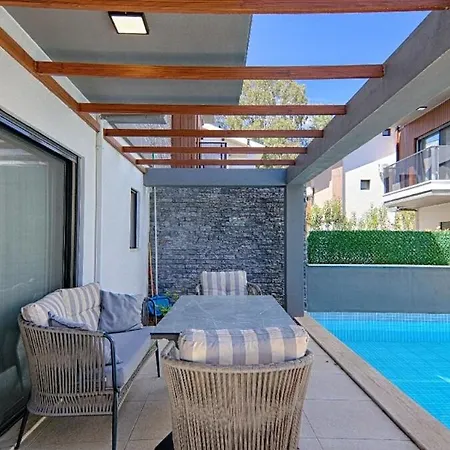 Calis Merkeze Yakin Oezel Havuzlu Ikiz Villa Fethiye