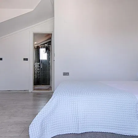 Calis Merkeze Yakin Oezel Havuzlu Ikiz Villa Fethiye