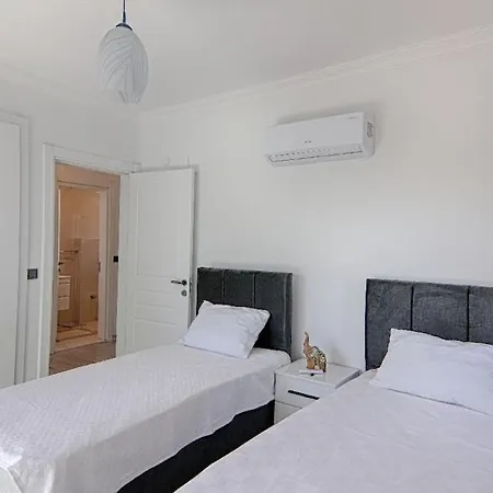 Calis Merkeze Yakin Oezel Havuzlu Ikiz Villa Fethiye